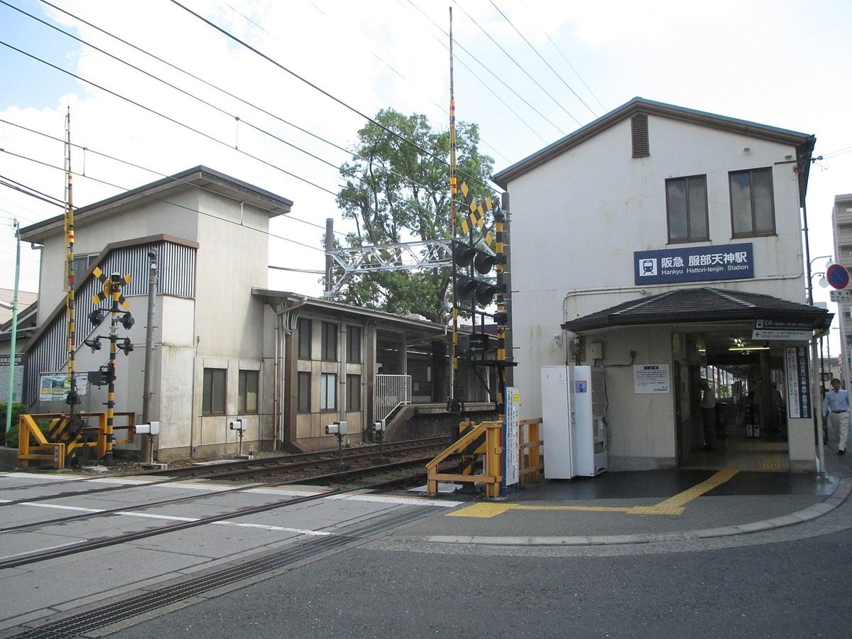 Les gares construites autour d'un arbre sacré, soigneusement préservé :- la gare de Kayashima (Osaka),- la gare de Hattori-tenjin (Osaka).