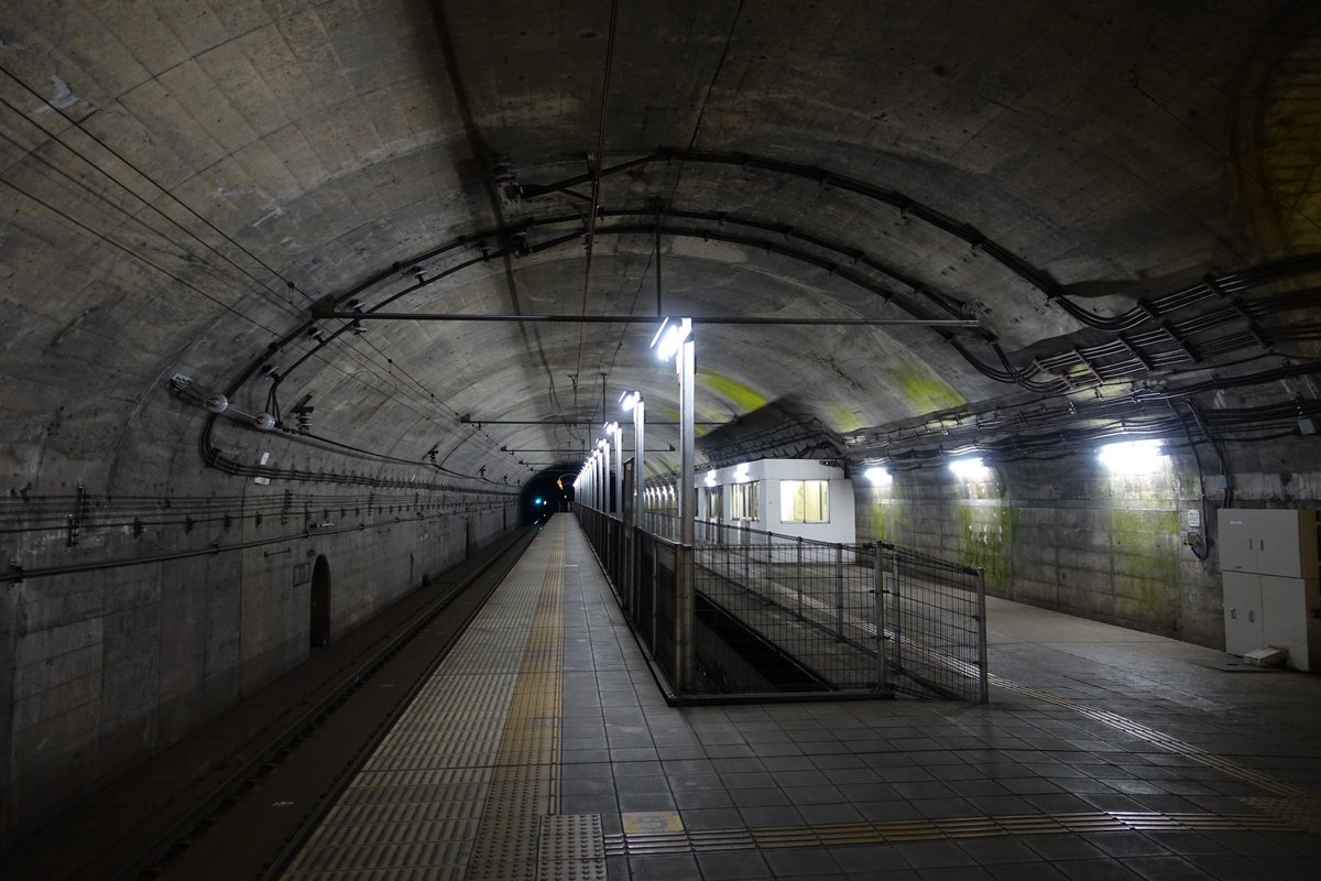 Les gares au milieu d'un tunnel en pleine campagne :- la gare de Doai (Gunma), 70m sous terre,- la gare de Misashima (Niigata), 10m,- la gare de Tsutsuishi (Niigata), 40m.