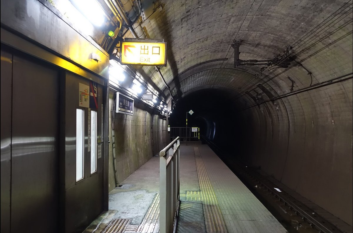 Les gares au milieu d'un tunnel en pleine campagne :- la gare de Doai (Gunma), 70m sous terre,- la gare de Misashima (Niigata), 10m,- la gare de Tsutsuishi (Niigata), 40m.
