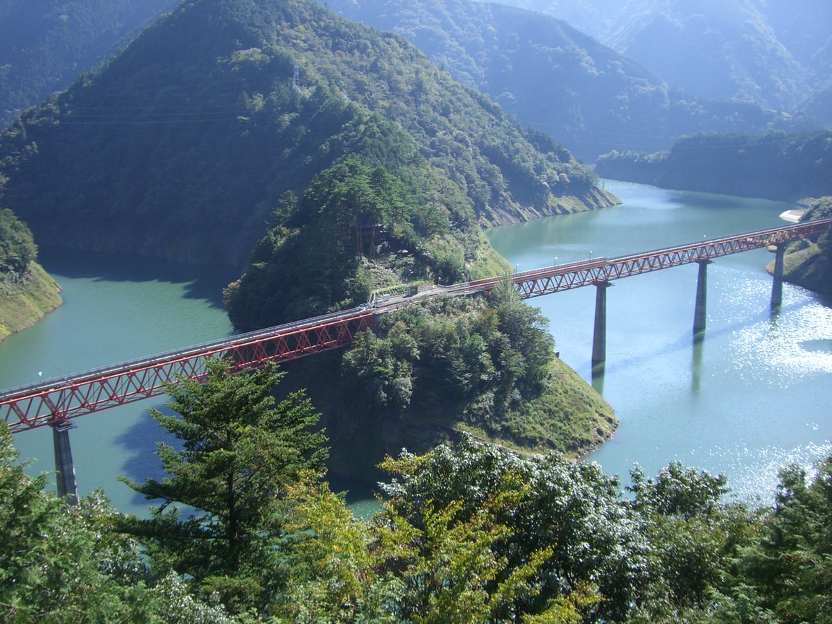 Les gares au milieu de nulle part :- la gare d'Okuōikojō (Shizuoka),- la gare de Koboro (Hokkaidō), située entre deux tunnels, elle ne mène qu'à une crique au bord de la mer.