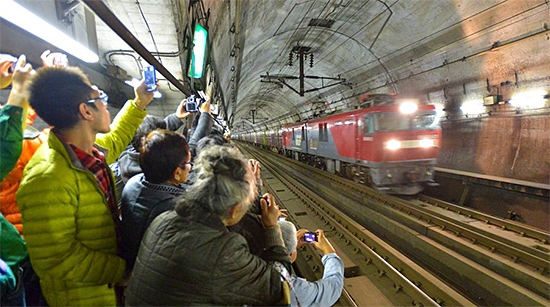 A noter qu'il y a eu deux gares dans le tunnel du Seikan entre Honshū et Hokkaidō, accessibles pour des visites organisées, mais qui ont fermé à l'arrivée du Hokkaidō Shinkansen.