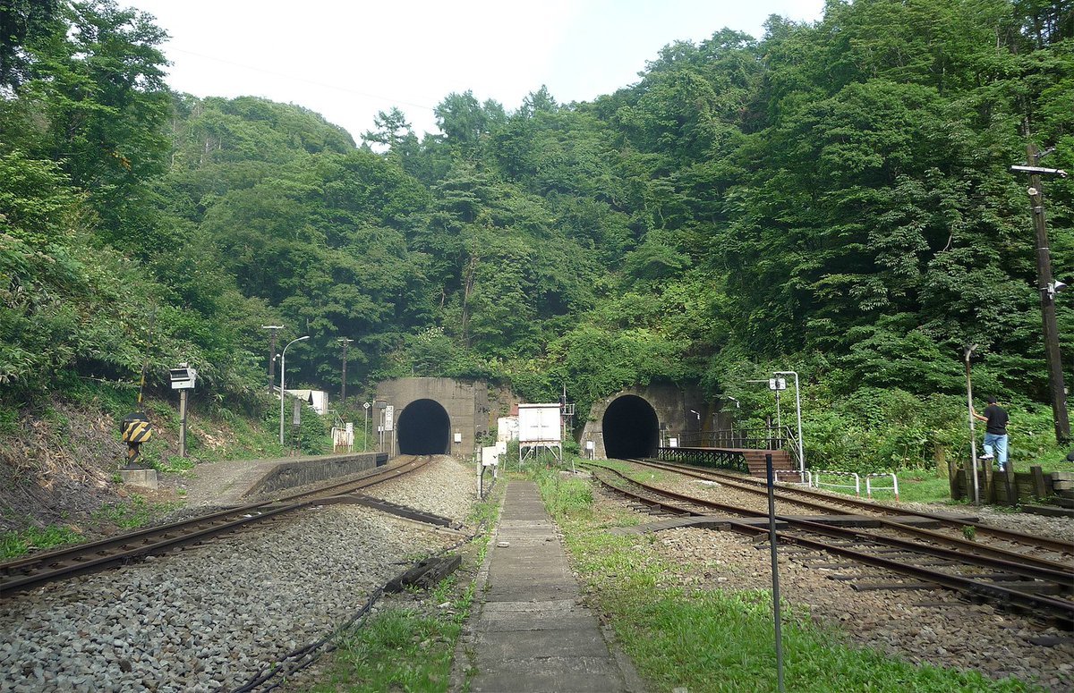 Les gares au milieu de nulle part :- la gare d'Okuōikojō (Shizuoka),- la gare de Koboro (Hokkaidō), située entre deux tunnels, elle ne mène qu'à une crique au bord de la mer.