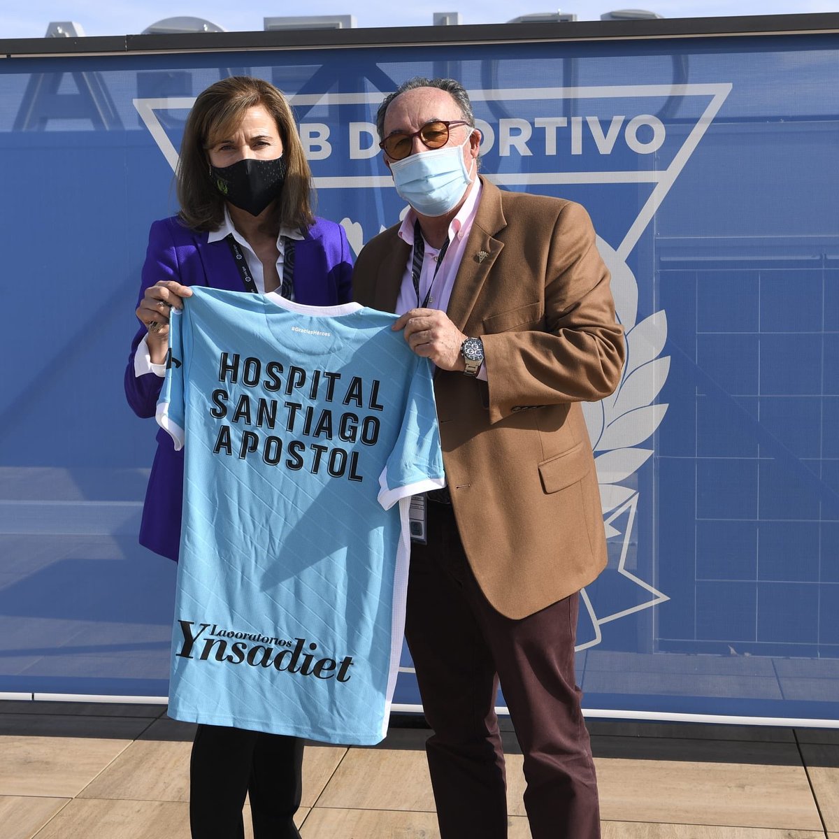 CDLeganes's tweet image. 👏 HOMENAJE #GraciasHéroes

La presidenta del C.D. Leganés entrega a la directiva de @CDMirandes una camiseta conmemorativa con el nombre del H. Santiago Apostol en respresentación de los centros de salud de Miranda como reconocimiento por su labor en estos tiempos difíciles