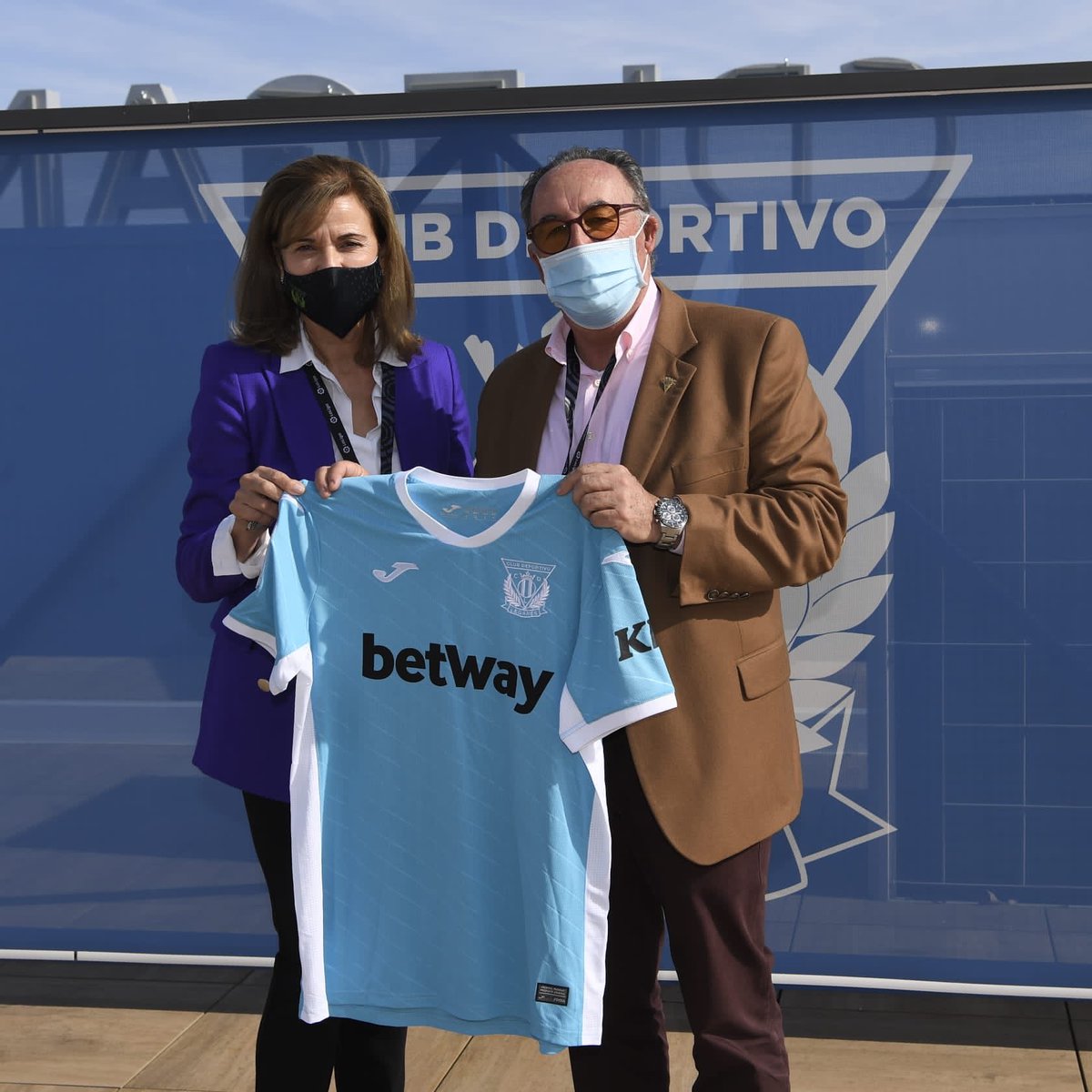 CDLeganes's tweet image. 👏 HOMENAJE #GraciasHéroes

La presidenta del C.D. Leganés entrega a la directiva de @CDMirandes una camiseta conmemorativa con el nombre del H. Santiago Apostol en respresentación de los centros de salud de Miranda como reconocimiento por su labor en estos tiempos difíciles