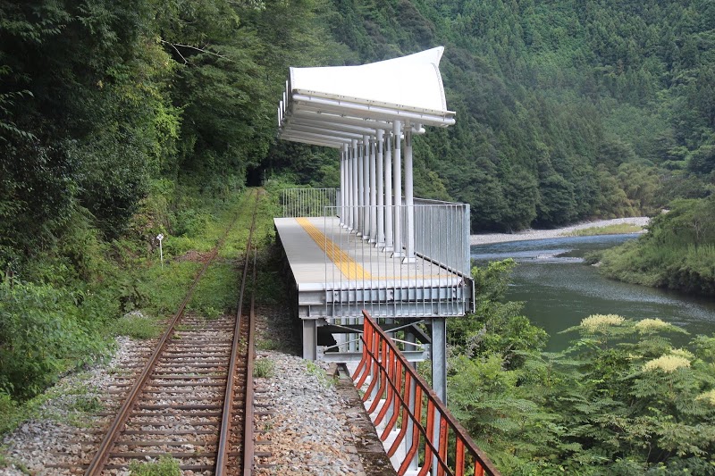 Les gares dont on se sort pas :- la gare de Seiryū Miharashi (Yamaguchi), construite pour uniquement admirer le paysage,- la gare d'Umi-Shibaura (Kanagawa), dont seuls les employés de l'usine attenante peuvent sortir.