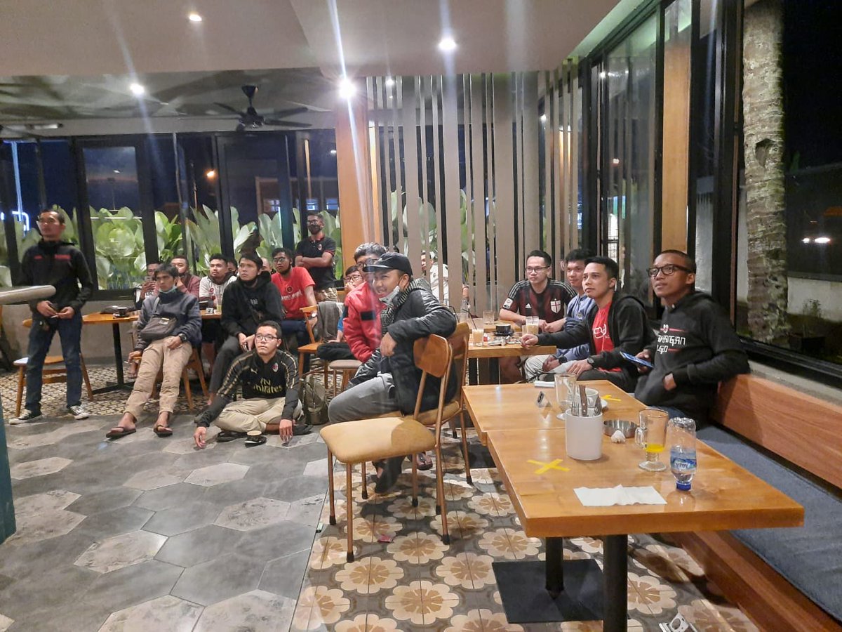 Suasana nobar #UdineseMilan <a href="/DHeleur_grt/">D'heleur coffee and kitchen</a>
