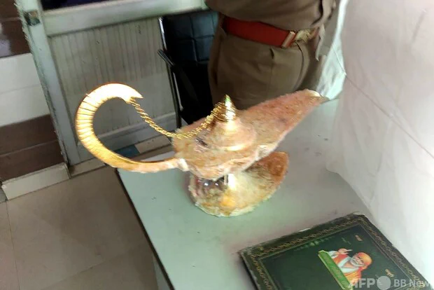 えぇ？インドでアラジンの魔法のランプを買ったという医師、偽物だと気付いて警察に通報ｗｗｗ
