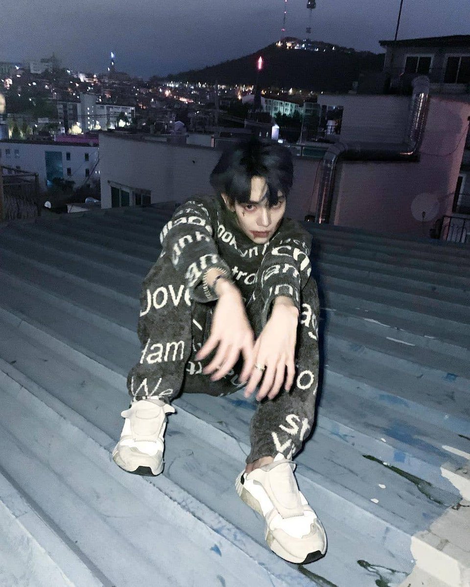 seoulology_00's tweet photo. Semangat untuk besok senin !💙
내일 월요일이네 ?! 여러분 우리 다 같이 화이팅 합시다 💙
Good luck for monday yall 💙

#Bleu #블루 #로우디 #ロウディ #seoulology https://t.co/VCLsp6GMtH