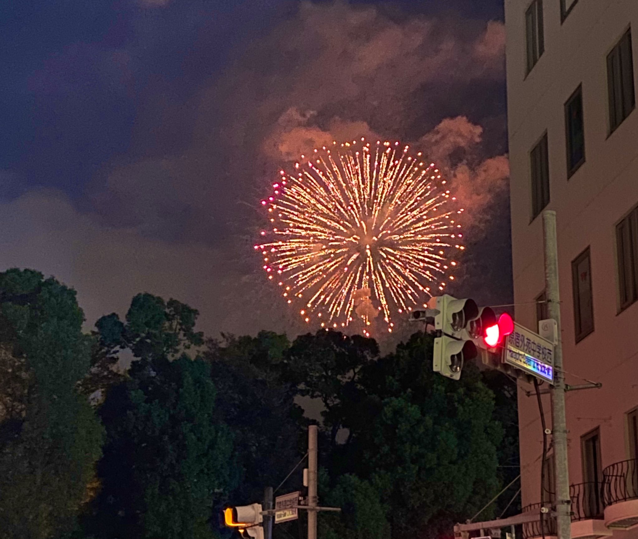 Oyuki Shama 原宿の神宮前コミチでご飯してたらまさかの花火 偶然見られてちょっと嬉しい 今年の最初できっと最後の花火でした 今週も頑張るぞーい T Co Axfy2aks2r Twitter