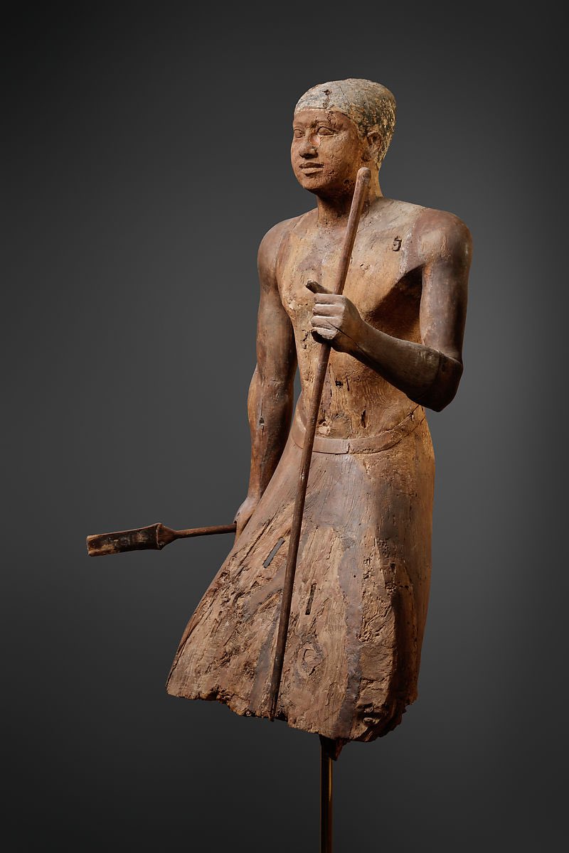 This includes the tomb of Merti, an official with 11 large wooden statues set up within his tomb’s serdab (5 now in the Metropolitan Museum: 26.2.2 - 26.2.6), each with differing wigs and clothing, & three statues of his wife or mother also in various wigs  #statuesunday