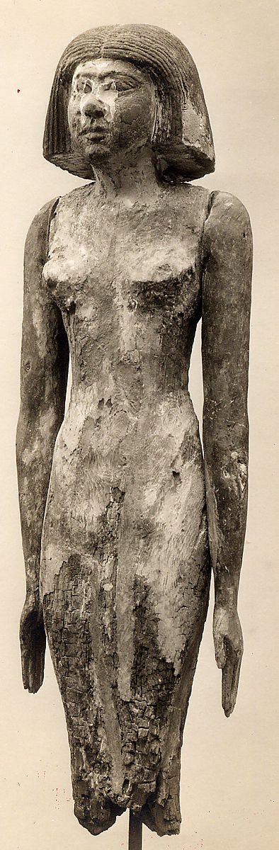 This includes the tomb of Merti, an official with 11 large wooden statues set up within his tomb’s serdab (5 now in the Metropolitan Museum: 26.2.2 - 26.2.6), each with differing wigs and clothing, & three statues of his wife or mother also in various wigs  #statuesunday