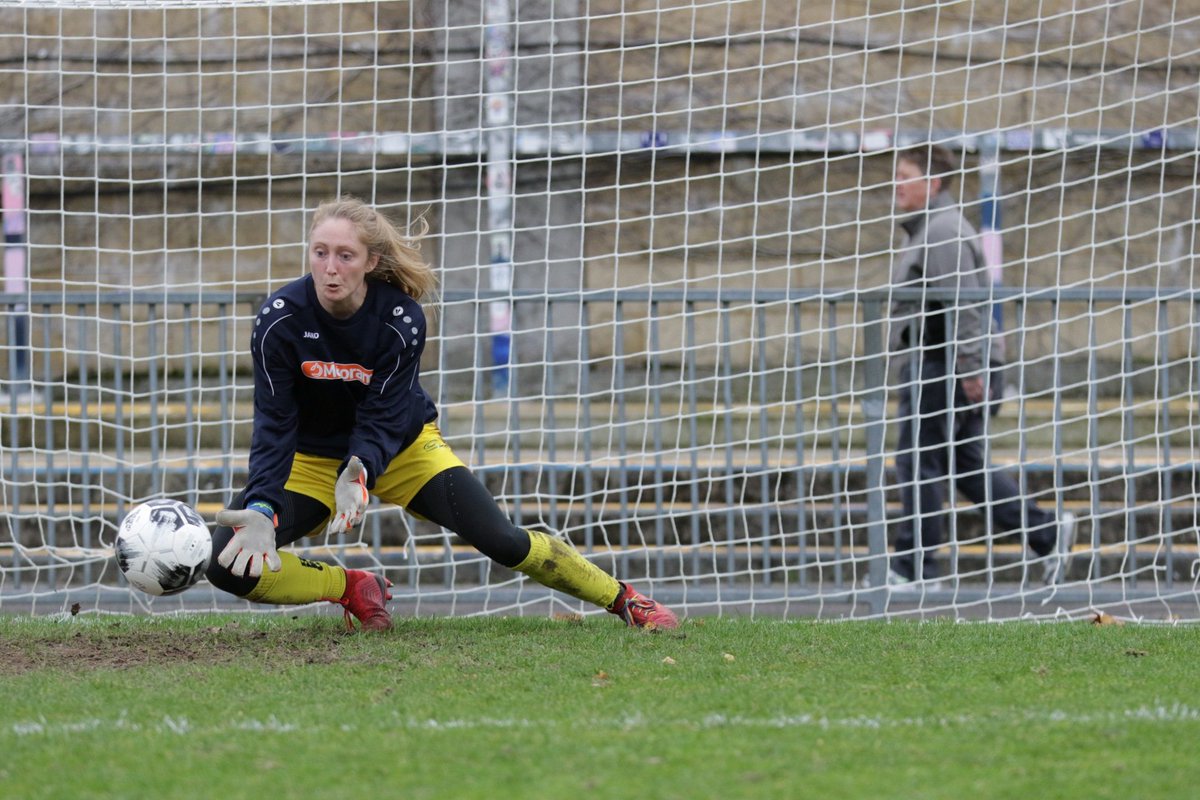 LiamAsman's tweet photo. Warm-up's started. 

@dulwichhamfc_w vs @DartfordFCWomen https://t.co/qMzURMfKq3