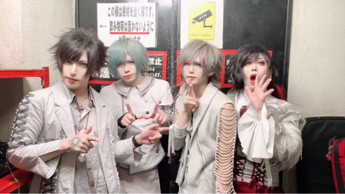 chanty_news's tweet photo. 【本日のセットリスト】

2020年11月1日

高田馬場AREA

1交差点 
2インピーダンス 
3白光
4ファントムミュージック 
5m.o.b. 
6比較対象 
7フライト 
8君のいない世界

◆PlayList↓↓
https://t.co/zxKDqwfT0u https://t.co/sRU3rzFyjk