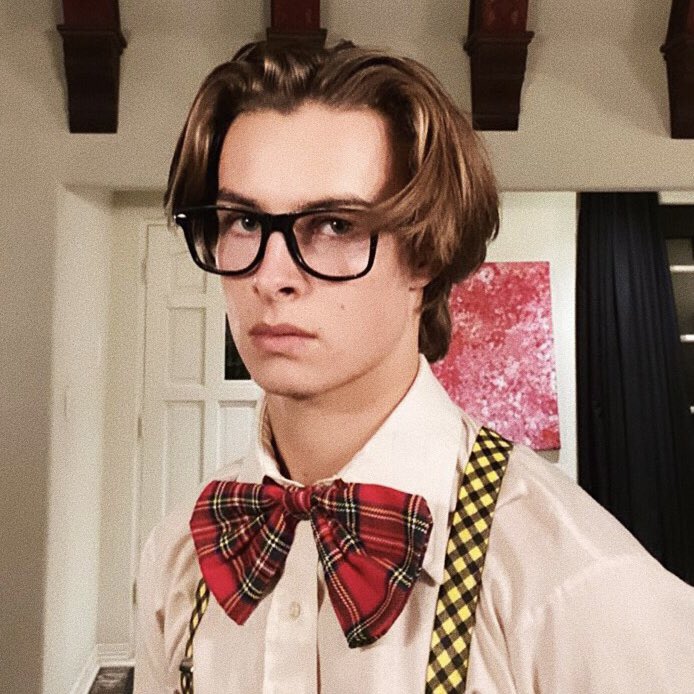 httpsinwonder's tweet photo. MEU DEUS, A FANTASIA DO CONNOR, EU NÃO TINHA VISTO, AMEI KXYXHZUKSKD https://t.co/j7aSxyzusR