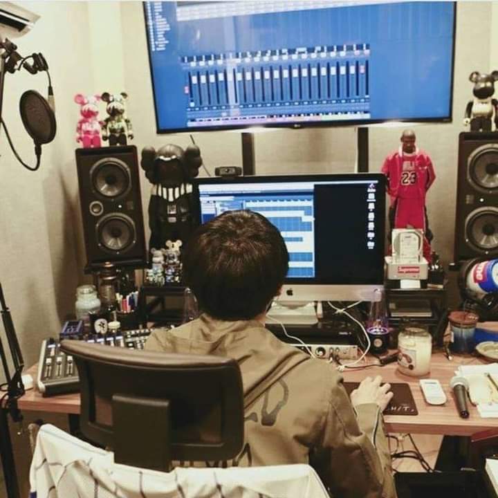 SuninMin's tweet photo. Min PD-Nim Our best producer 💜បទចម្រៀងដែលគាត់និពន្ធឡេីងមួយណាក៏ពិរោះខ្លាំងដែរ🎶
I vote for #SUGA as best producer at #EKP_bestproducer_SUGA (@BTS_twt) https://t.co/QVg3AoNjl0