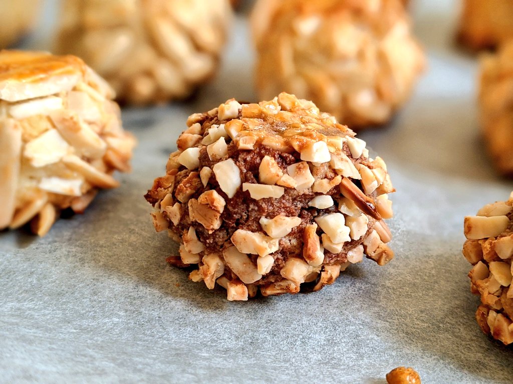 La gràcia de les tradicions és que fan reflexionar. La semblança dels panellets amb la pastisseria àrab em trasllada al passat compartit de les dues ribes de la Mediterrània, el comerç, els Consolats de Mar i contrasta amb la situació actual al #MareMortum i la divisió en blocs.
