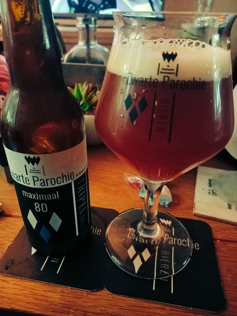 HiddeforEverton's tweet photo. Hoe valt een overwinning van @HeraclesAlmelo beter te vieren dan met een Almelo's biertje van @parochie? 😍😍 https://t.co/8INHmH4hMK