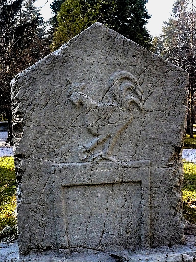  #Halloween2020   Thread: Cockerel standing on top of the sun gate, on the border between the darkness and light, between the land of the dead (where sun spends night) and the land of the living (where sun spends day). Medieval (?) standing stone, Bosnia...