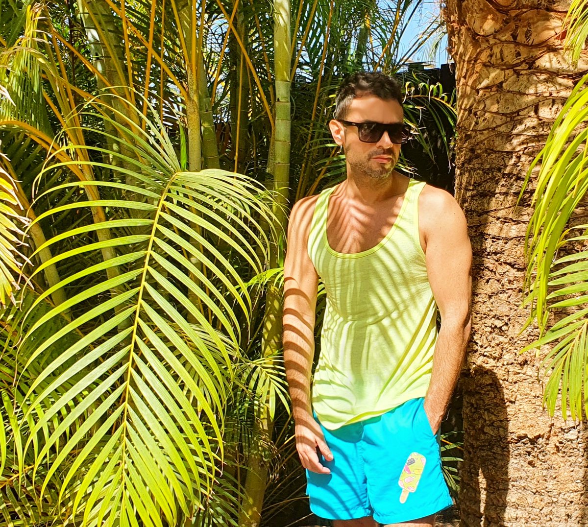 RubenDiza's tweet image. Hoy es el cumpleaños de @GabrielBourbon , diseñador de @Croissier , creador del bañador que llevo puesto, y un amigo indispensable en mi vida. Muchas felicidades.