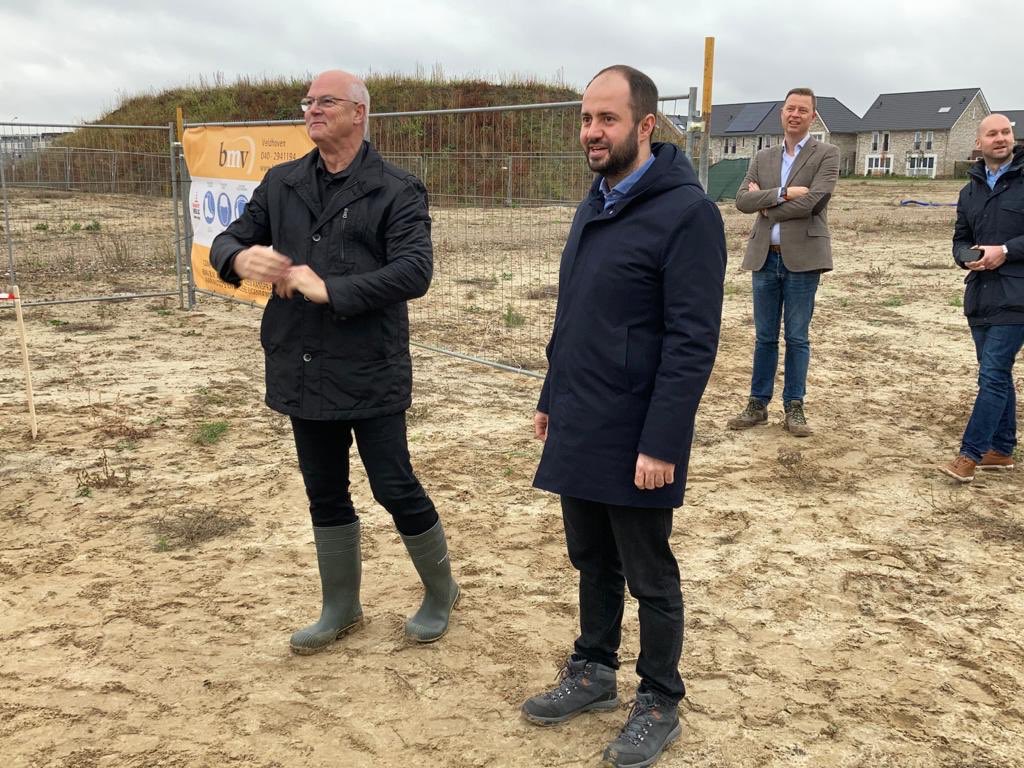 #eerstepaal voor nieuwbouw van <a href="/c_aandelanen/">Campus aan De Lanen</a> is een feit! Dat moet gevierd worden natuurlijk ☺️. Dank @UfukKahya <a href="/shertogenbosch/">'s-Hertogenbosch</a>  @janh_hoe <a href="/signumonderwijs/">Signum Onderwijs</a> <a href="/OnsKindbureau/">Ons Kindbureau</a> <a href="/rodenborch/">Rodenborch-College</a> voor jullie aanwezigheid! #bmv <a href="/PdRarchitects/">Paul de Ruiter</a> <a href="/bddenbosch/">Brabants Dagblad</a> <a href="/GrooteW/">Groote Wielen nieuws</a> <a href="/denbosch/">'s-Hertogenbosch</a>