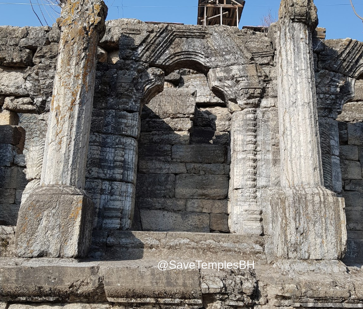 Avantivarman built a group of temples at Avantipur, among which that of Avantiswami, dedicated to Vishnu, still survives in part.Graceful colonnades of pillars form an arcaded portico around the shrine and a monolithic pillar before the entrance bears a metal figure of Garuda.