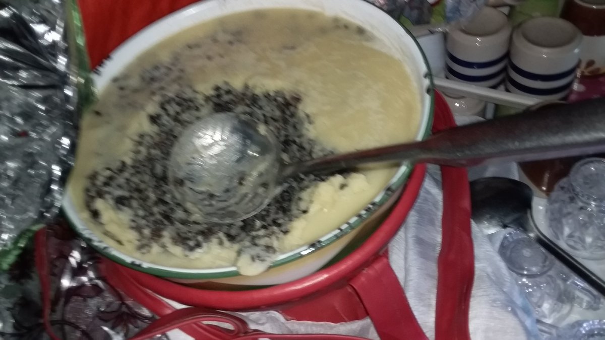 AbdiazizAlih's tweet photo. #Xeedho (left) is the cover, decoration &amp; where the dish called #Muqmad (right) in Af-Somali that we ate today from the wedding ceremonies stayed in before it was brought in to the world 😂 to give the eating.

Uncle @baruud, Muqmad &amp; Xeedho in English.

#LafaCiise #SheedDheer https://t.co/5U9qPsiBPt