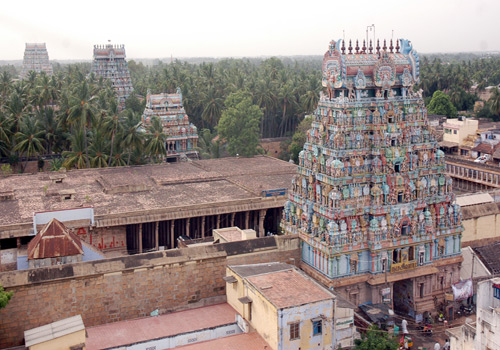 Since we spoke about Vekkali Amman of Uraiyur yesterday, let's talk about Akhilandeswari today (They are both part of Tiruchirapalli now). Here's the Jambukeswarar-Akhilandeswari temple of Tiruvanaikkovil.