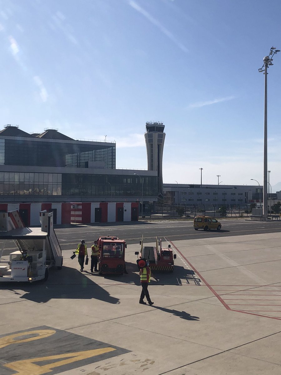 IreneTesch's tweet photo. Buenas tardes @controladores de #AeropuertoAGP hacer así “👋🏼” con la manita ! Os vemos 💋 https://t.co/KjtDTijT9T