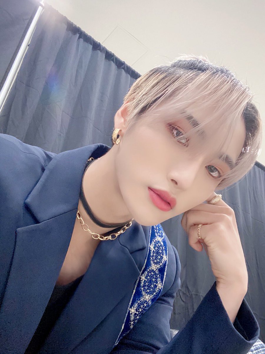 SeonghwaFR's tweet photo. TWITTER | 01.11.20
→ @ATEEZofficial 

"[#SEONGHWA] Bonjour 👋🏻
#ATEEZ #에이티즈"

🇫🇷SeonghwaFR https://t.co/O1VNt3TQun