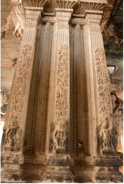 While not as expansive as the Srirangam Ranganathaswamy temple next door, the Akhilandeswari temple is a sculptor's delight! Just look at the ornamentation on the pillar. Can you believe this was done on hard stone, with a chisel?