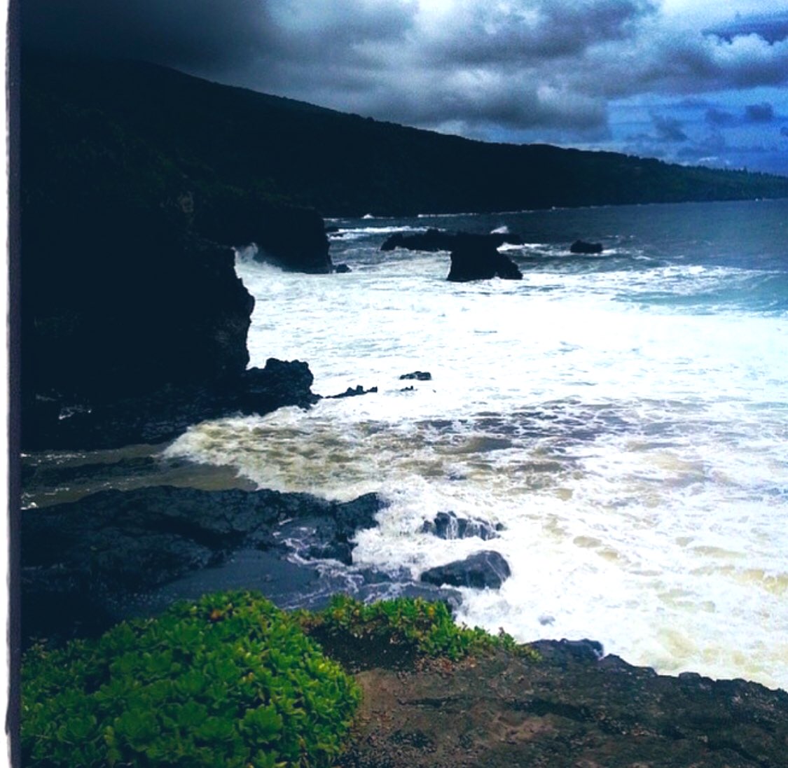 bougie_travel's tweet photo. Take me back #Maui #Hawaii #waterfalls #blacksand #riverstreams #beautiful https://t.co/atlNVukwXg