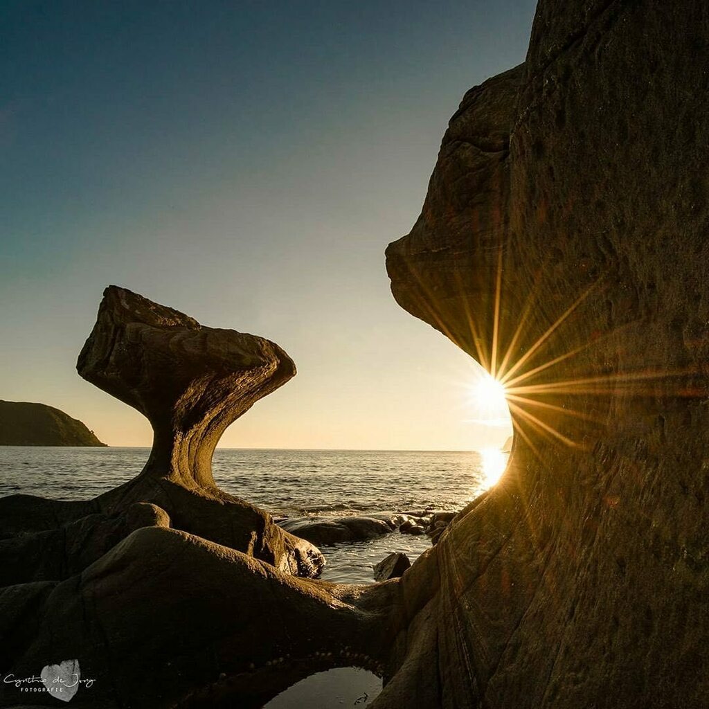 Kannesteinen er ei spesiell stettforma stein som ligg i fjæra i bygda Oppdal, ca 10 km frå Måløy sentrum. Ein stein som er forma av hav og bølger gjennom tusener av år, og slip med vannbeveging! Har du besøkt Kannesteinen, eller er det på lista di? 
… instagr.am/p/CHDO5q6sqTF/