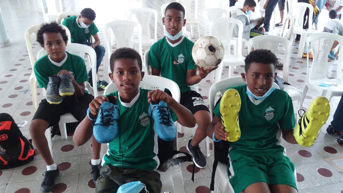 edepfutbol's tweet photo. EDEP y su fundación “Goles para todos” estuvo en el día de ayer entregando balones y botines a los clubes de la provincia de Monseñor Nouel.
Siempre con la intención de seguir sumando en nuestras comunidades y que continúe el desarrollo del fútbol local. https://t.co/p4adElJEax