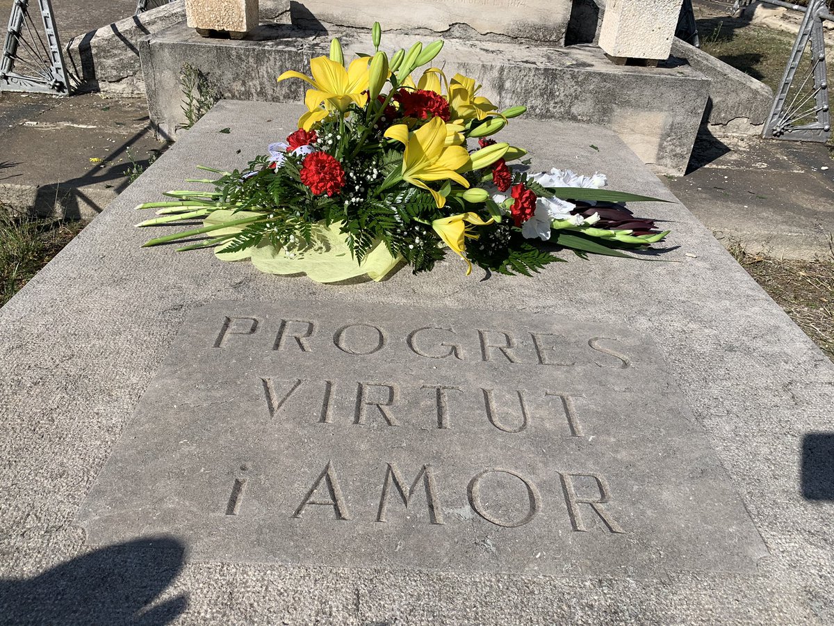 CorsClave's tweet photo. Avui Clavé #InMemoriam al Poblenou @CementirisBCN. Retransmès a les xarxes 🔗https://t.co/yucUfhUhcM #SomCorsClavé Fotos: JG https://t.co/8VHjPIRHAm