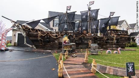 A father built his daughter a 50-foot pirate ship for Halloween buff.ly/3eqR0Qx
