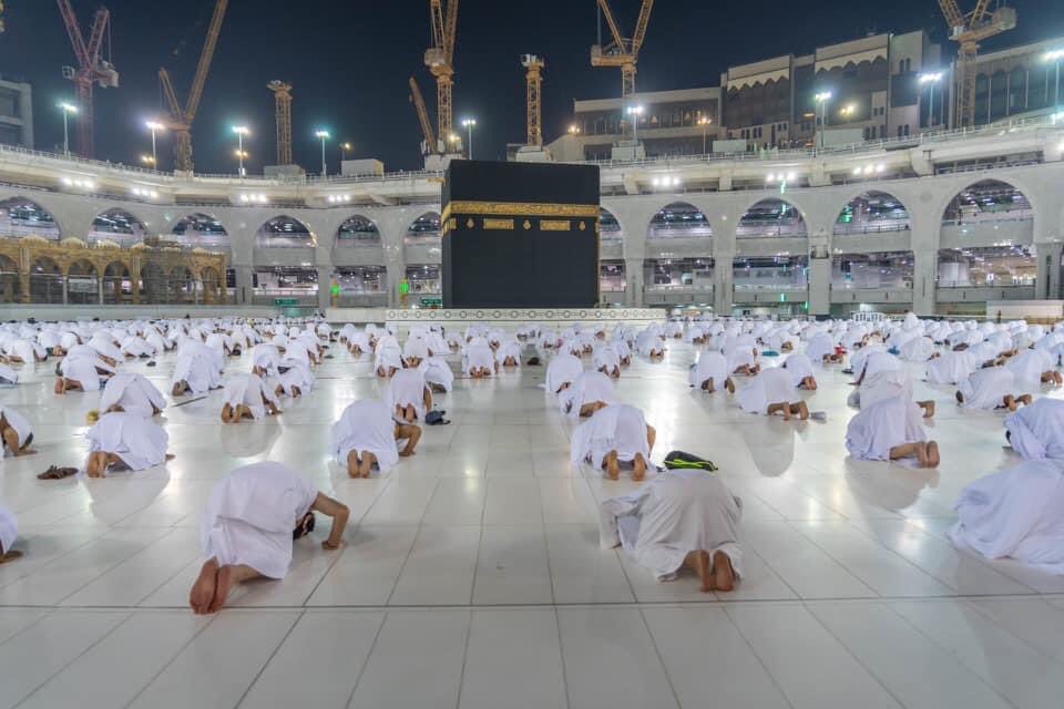 UmarfarukSadik's tweet photo. Pilgrims performing Fajr Salah in the Matāf area. 

May Allah call us to his house. The heart yearns to be there, especially during these testing times. https://t.co/SRCyFaQA9B