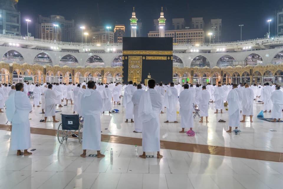 UmarfarukSadik's tweet photo. Pilgrims performing Fajr Salah in the Matāf area. 

May Allah call us to his house. The heart yearns to be there, especially during these testing times. https://t.co/SRCyFaQA9B