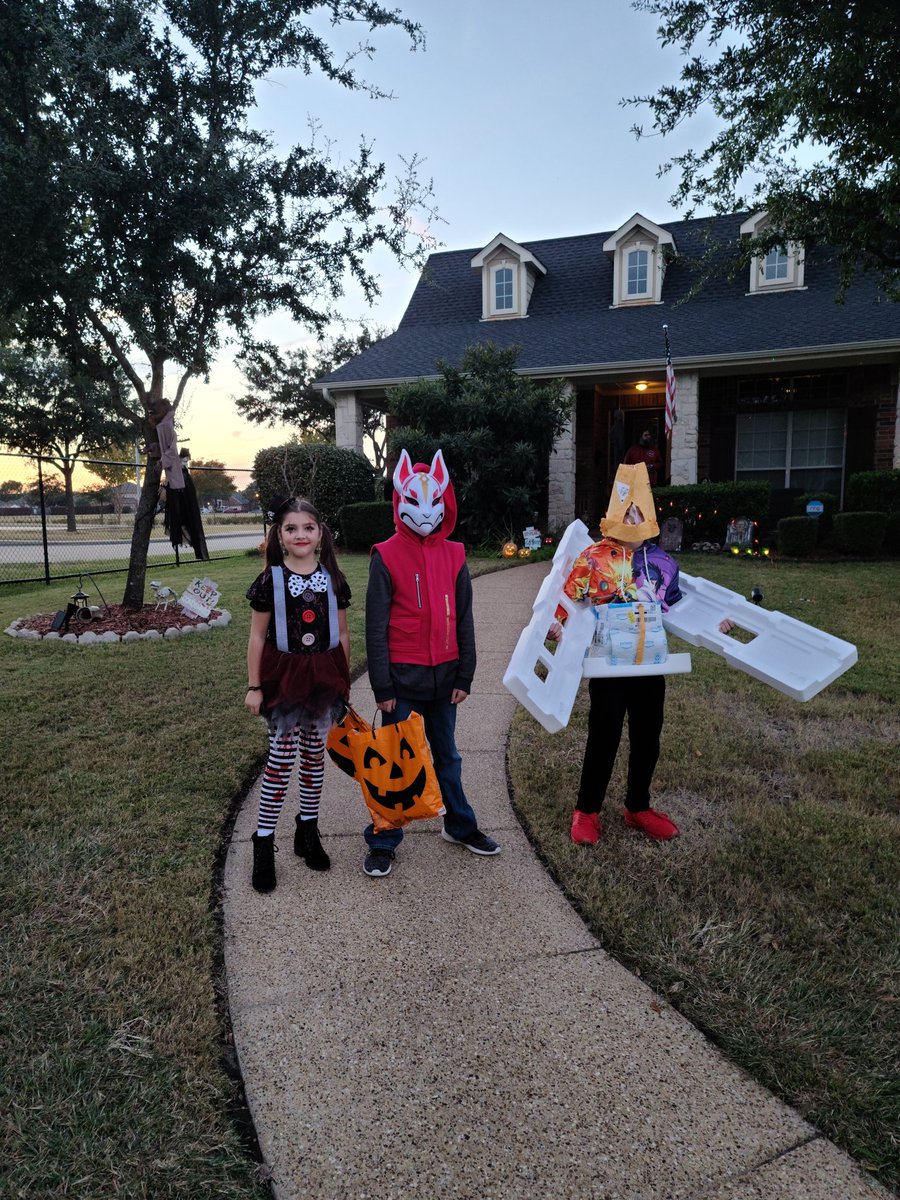 CoachSmithIAm's tweet photo. Halloween fun ... a lil trick or treating & costume party earlier in the week! Lil'dude was #AmazonMan a human made up of @amazon packages 🤣 i love his creativity 💙
#BoyMom https://t.co/8BTc4rU65P