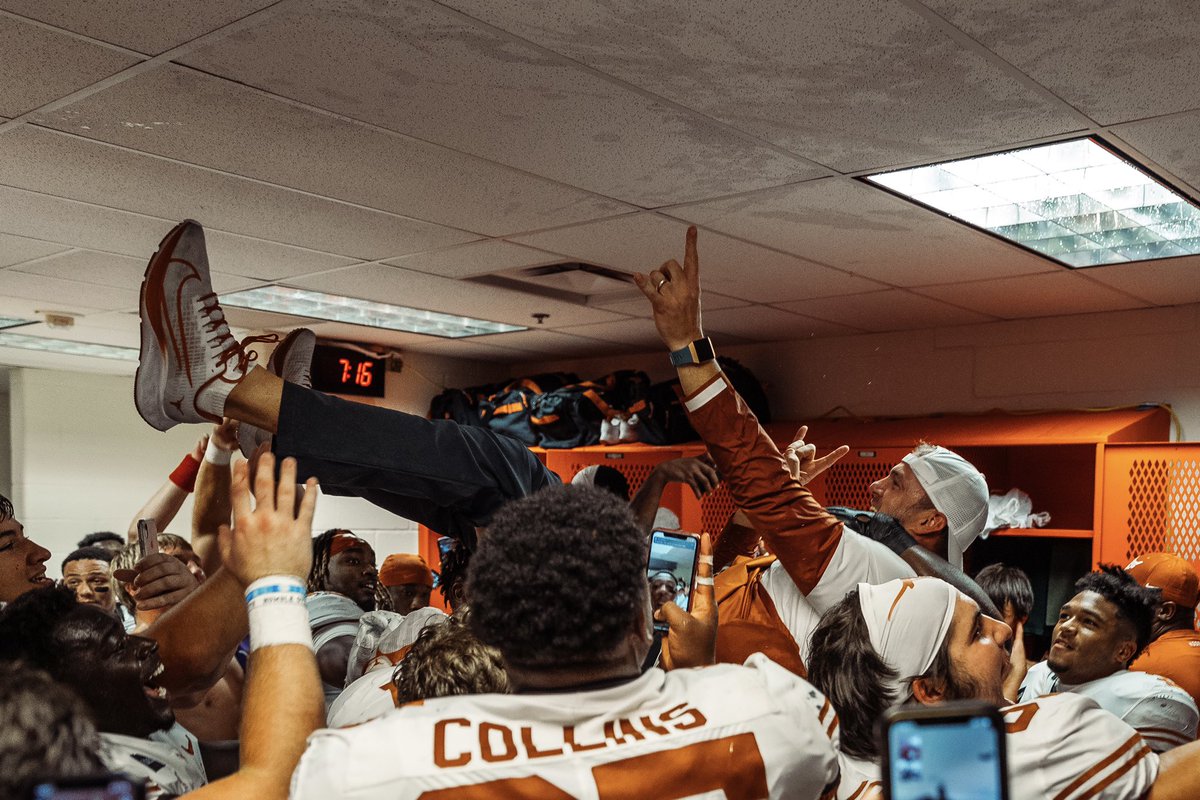 TexasFootball's tweet photo. What a night 🤘 https://t.co/h8lh5mK0zS
