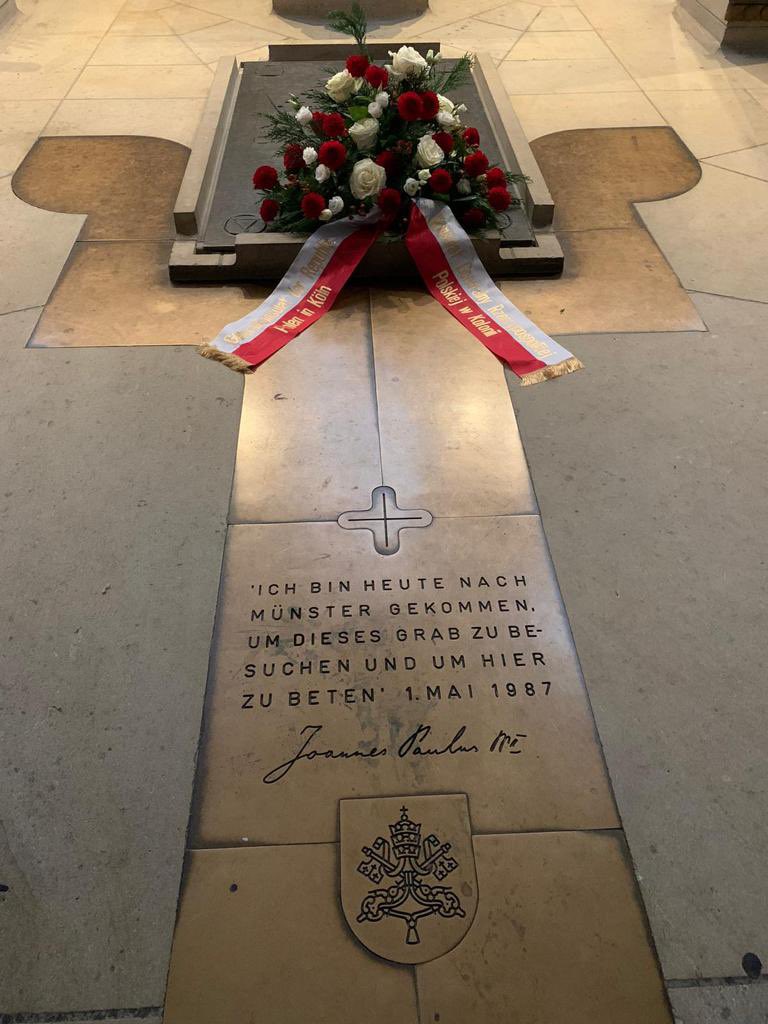 PLinKoeln's tweet photo. 1 listopada 1946 r., w Kaplicy Pałacu Arcybiskupów Krakowskich, święcenia kapłańskie otrzymał ks. Karol Wojtyła. 

W Dniu #WszystkichŚwiętych uczciliśmy pamięć Św. Jana Pawła II także w miejscach, które odwiedził jako Papież:  #Kevelaer i @muenster_de. 

🕊🇵🇱 #JP2forOthers https://t.co/qKbn8tBFQG