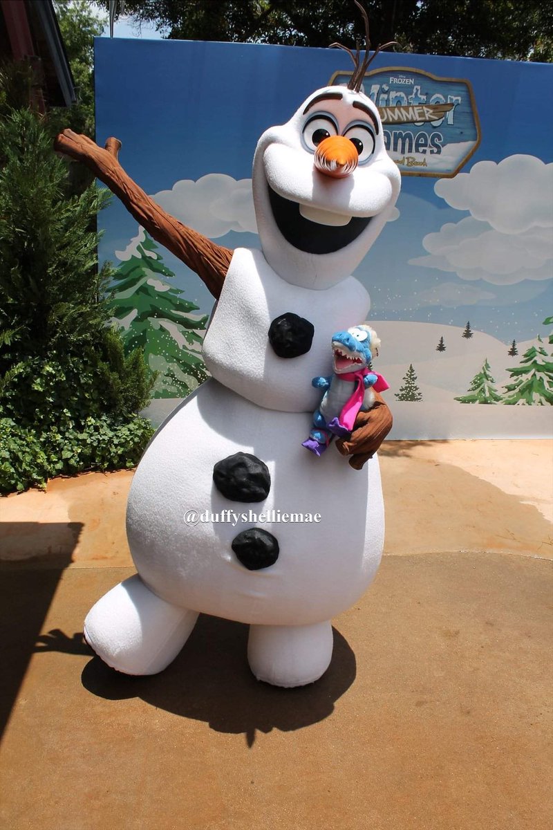 duffyshelliemae's tweet photo. A little transition picture as we are now getting into #ColdWeatherGear season! #Olaf #IceGator #BlizzardBeach #FrozenSummerFun #Frozen #Frozen2 #WinterSummerGames #Snowman #DisneyCharacter https://t.co/VvXrIp25GU