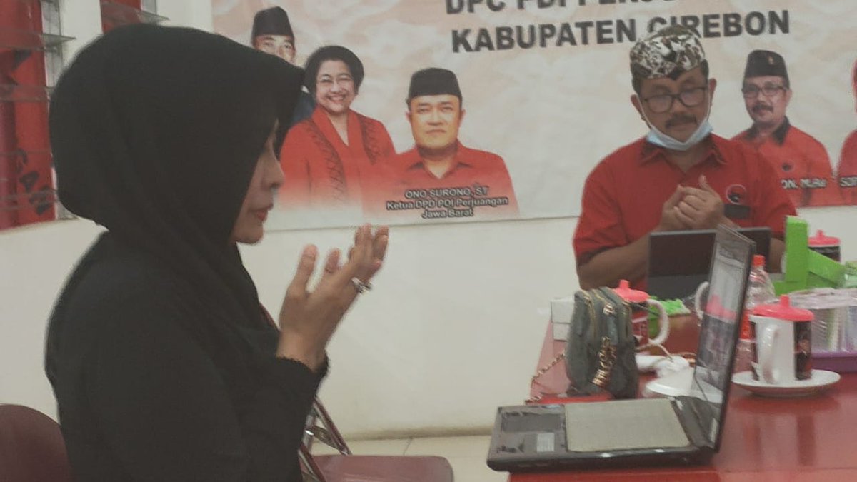 Ketua DPC PDI Perjuangan Kab. Cirebon Drs. H.Imron, M.Ag yg Juga Bupati Cirebon, bersama Hj. Wahyu Tjiptaningsih (Wabup Cirebon) turut berdoa pada saat Zoomet dengan DPP PDI Perjuangan