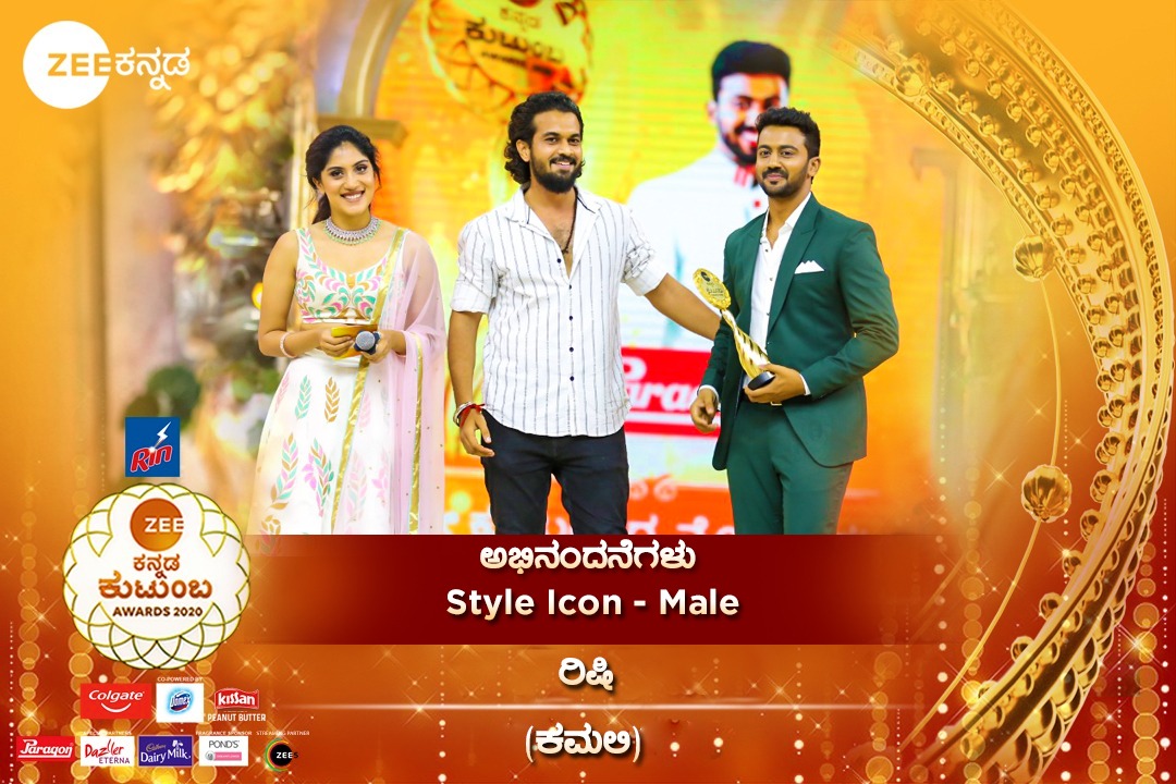 ZeeKannada's tweet photo. #StyleIconMale
ರಿಷಿಗೆ ಸಿಕ್ಕಿತು ಮೋಹಕ ನಟ Award ಖುಷಿ!
ಜೀ಼ ಕನ್ನಡ ಕುಟುಂಬ ಅವಾರ್ಡ್ಸ್-2020
#ZKA2020 #ZeeKutumbaAwards #HabbagalaHabba #ZeeKannada #Rishi #Kamali #BayasidaBaagiluTegeyona https://t.co/oVFvxZu1Na