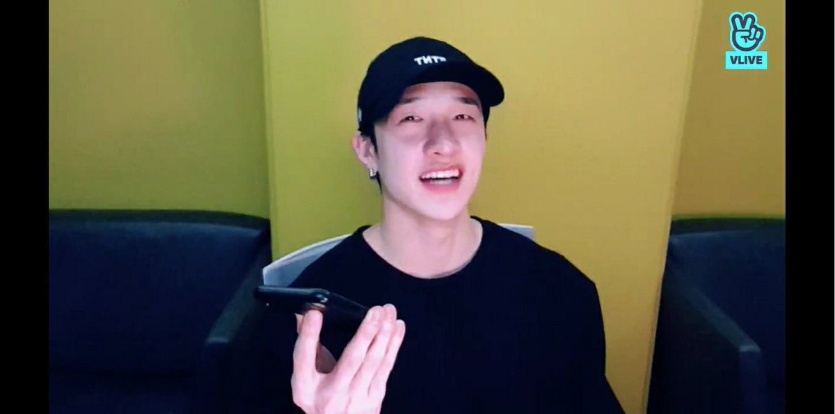 jisung0d's tweet photo. Entre la lluvia y el dolor intento recordarte, en el sereno te siento y tus palabras me llegan.

Me siento tan mal asique recurro a ti para que me alejes de todos porque solo tu puedes hacerme sentir amada. https://t.co/MVHkI4Orxi