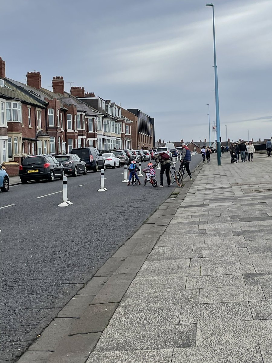 @KarlOnSea @Carl_Johnson03 @Norma4Mayor I was out walking rather than riding today but the kids were doing a grand job of riding! This is exactly why it has to stay #sunrisecycleway #ithastostay #itsnottoolate #safecycling