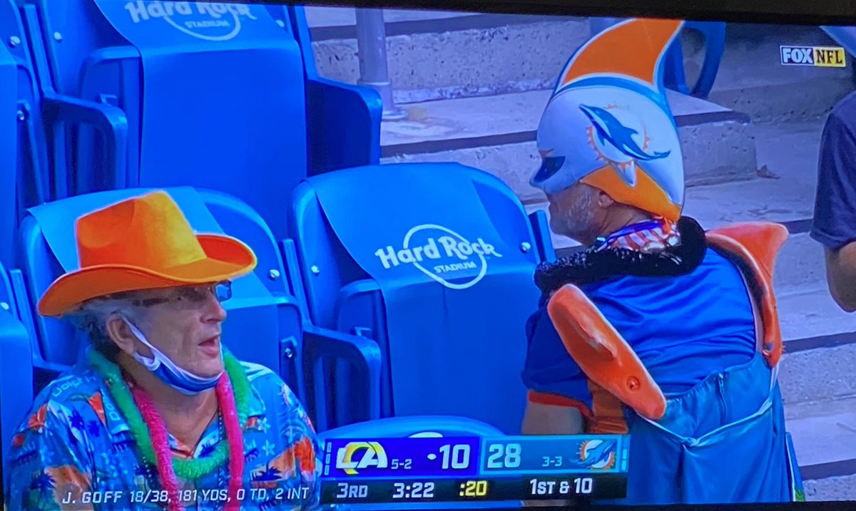 BarstoolBigCat's tweet photo. True fans don’t look https://t.co/e6htaKHgul