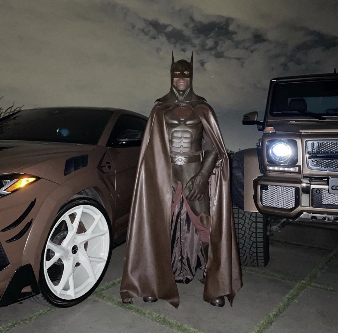 X 上的ScreenTime:「Travis Scott deleted his Instagram after fans made fun of his Batman costume 🦇😂 https://t.co/tZhuQdzY55」 / X