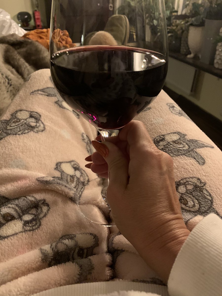 marikae2's tweet photo. När man stämplar ut från jobbet efter 14 dagar med bara 2 lediga,,,#butiksjobb då blir det pyjamas o rödtjut 😊 https://t.co/NQBdD9TF01