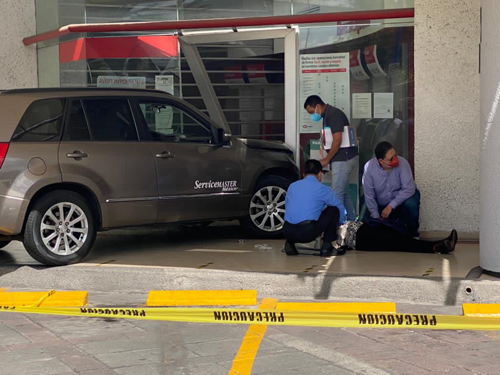 MrElDiablo8's tweet image. Automovilista se impactó contra la fachada de un banco, cuando circulaba en el estacionamiento de #Coaplaza, ubicada en Miramontes y Las Brujas, hay dos lesionados.