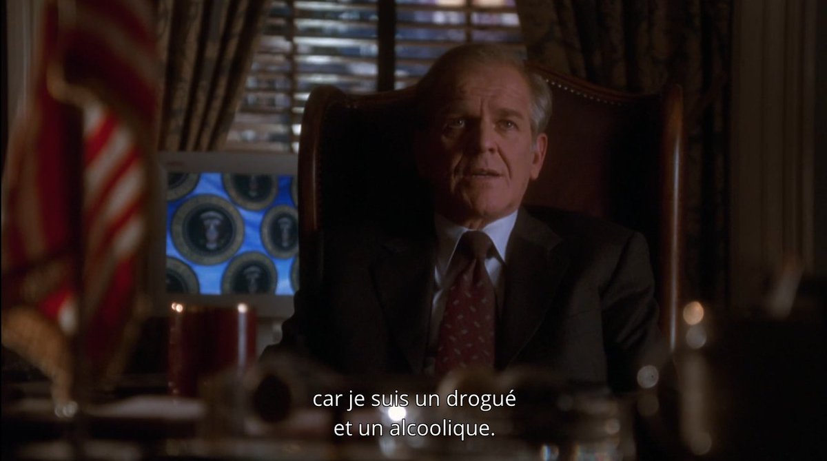 Le début du long arc narratif autour de l'alcoolisme de Leo, à l'origine de certains des + beaux épisodes à venir ("Bartlet for America"), est aussi un modèle d'écriture, sublimé par l'interprétation de John Spencer, véritable pilier émotionnel de la série.